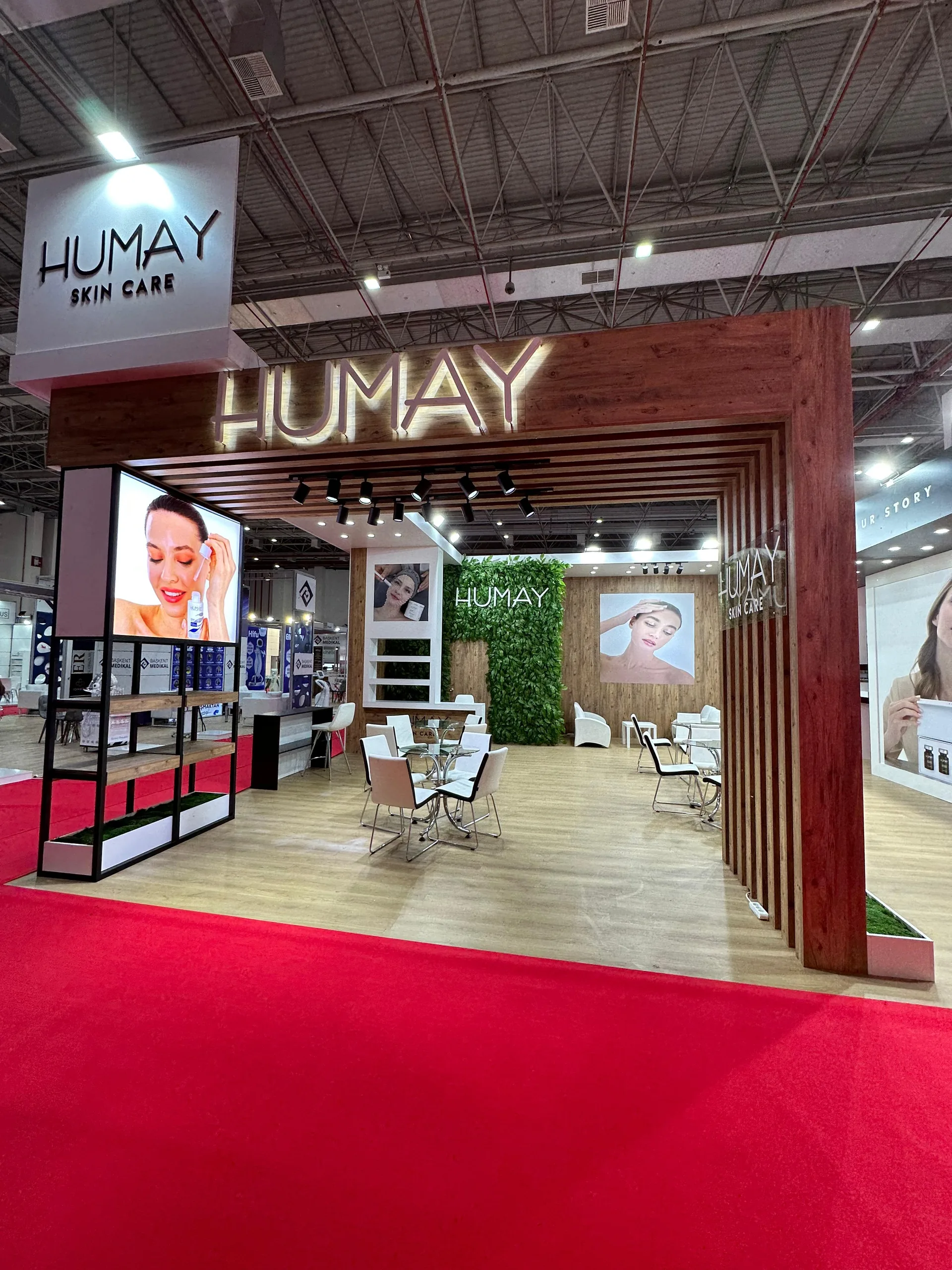 Humay Kozmetik standının giriş ve ziyaretçi alanı