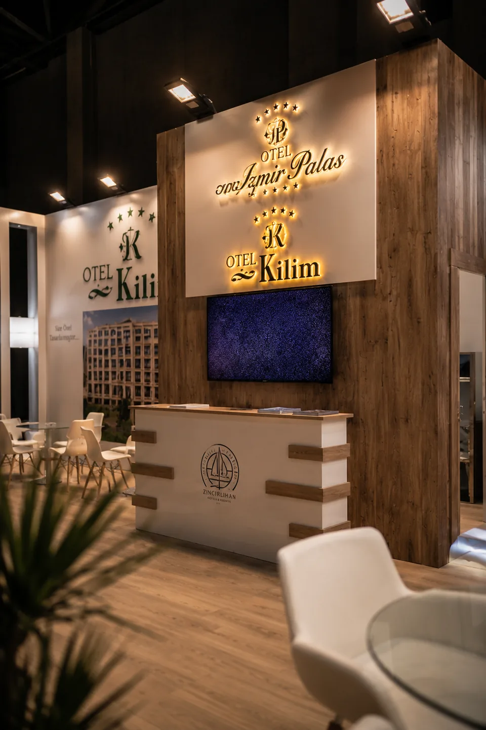İzmir Palas Otel standındaki karşılama bankosu ve aydınlatılmış marka panoları