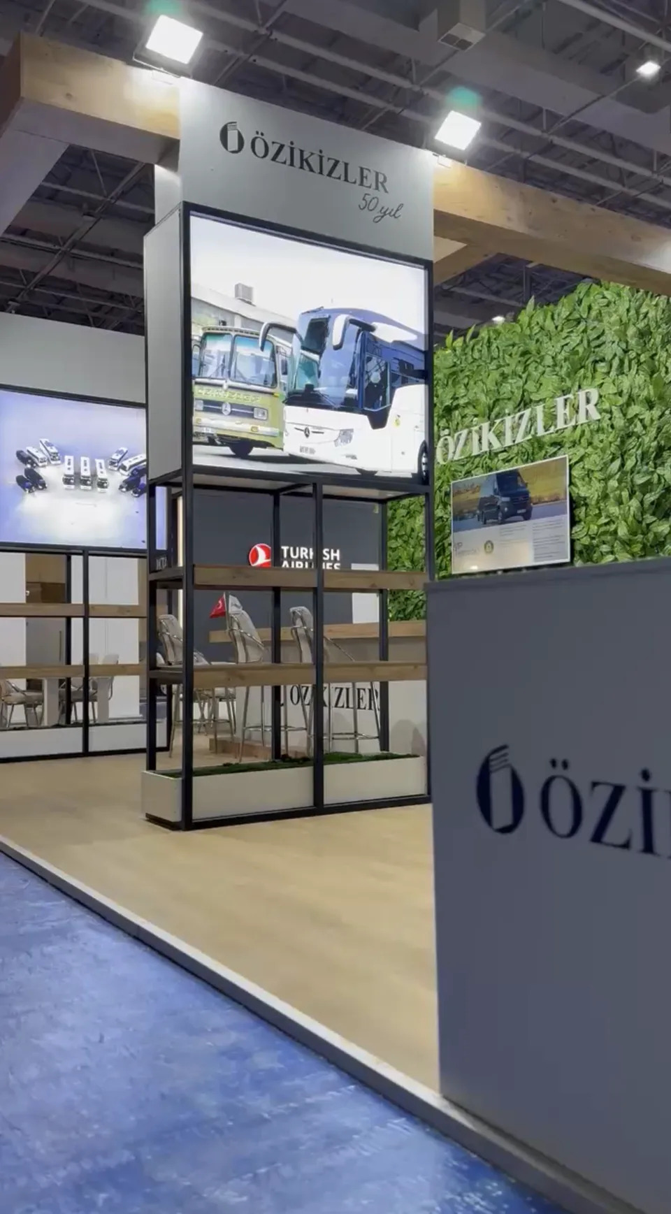 Özikizler Turizm standındaki çerçeveli görsel sergileme ünitesi
